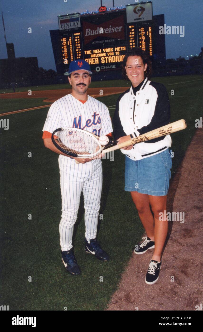 El jugador americano de béisbol John Franco y el jugador de tenis Lindsay Davenport, 1995 Foto de stock