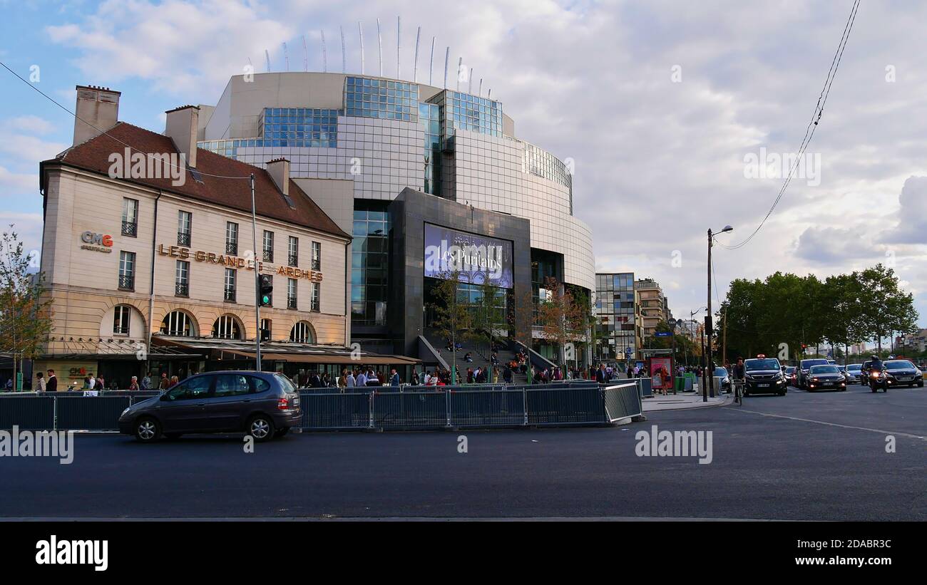París, Francia - 09/07/2019: Vista frontal de la moderna ópera Opera Bastille situado en un cruce de carretera en el distrito 12. Foto de stock