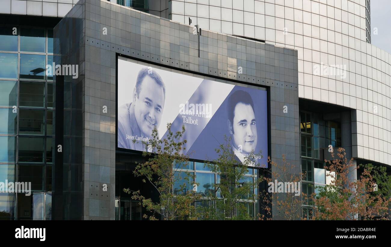 Paris, Francia - 09/07/2019: Pantalla sobre la entrada de la moderna ópera Opera Bastille mostrando a los actores de la actuación de esta noche (I Puritani). Foto de stock