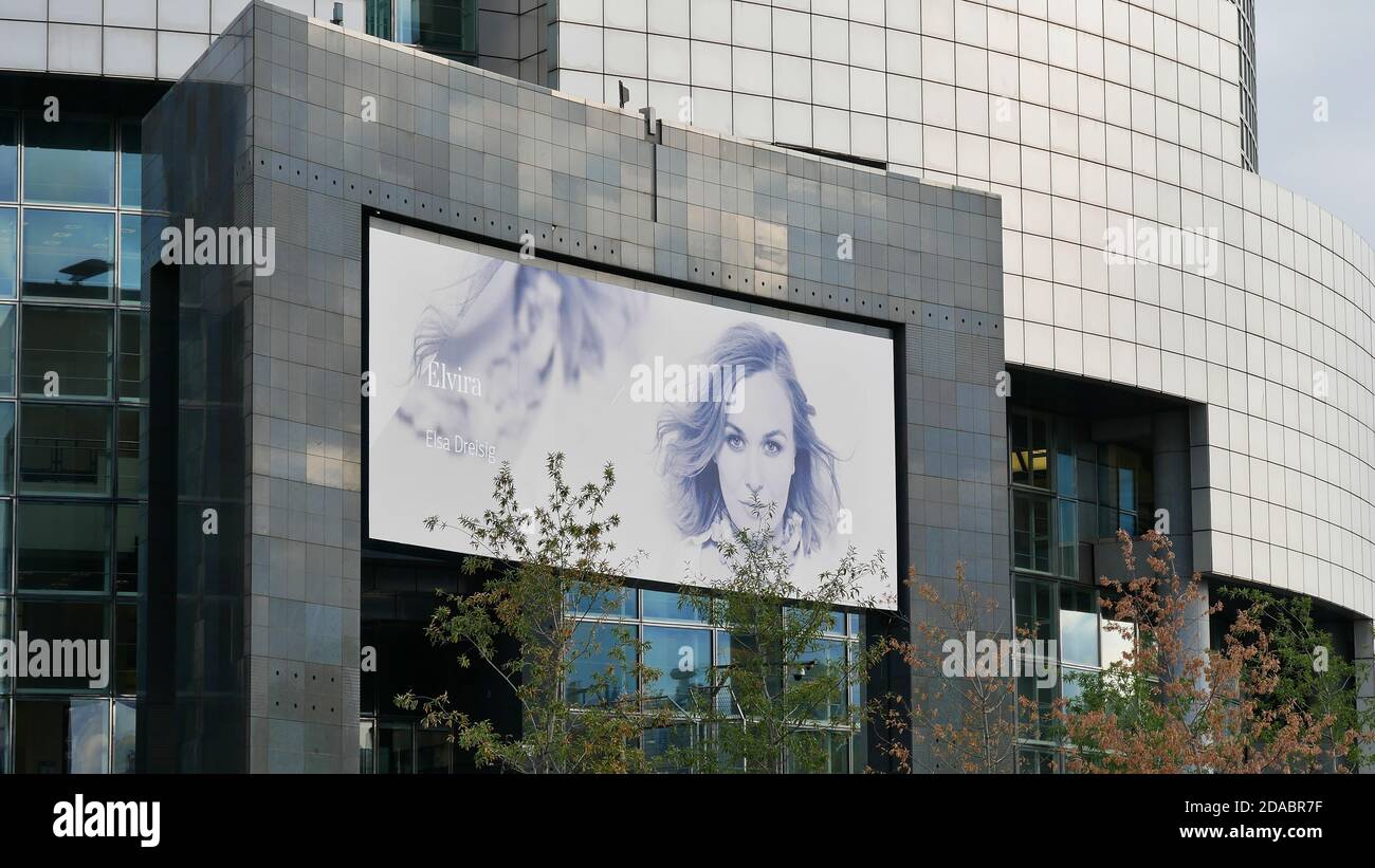 Paris, Francia - 09/07/2019: Pantalla en la fachada de la ópera moderna Opera Bastille mostrando los cantantes de la actuación de esta noche (I Puritani). Foto de stock