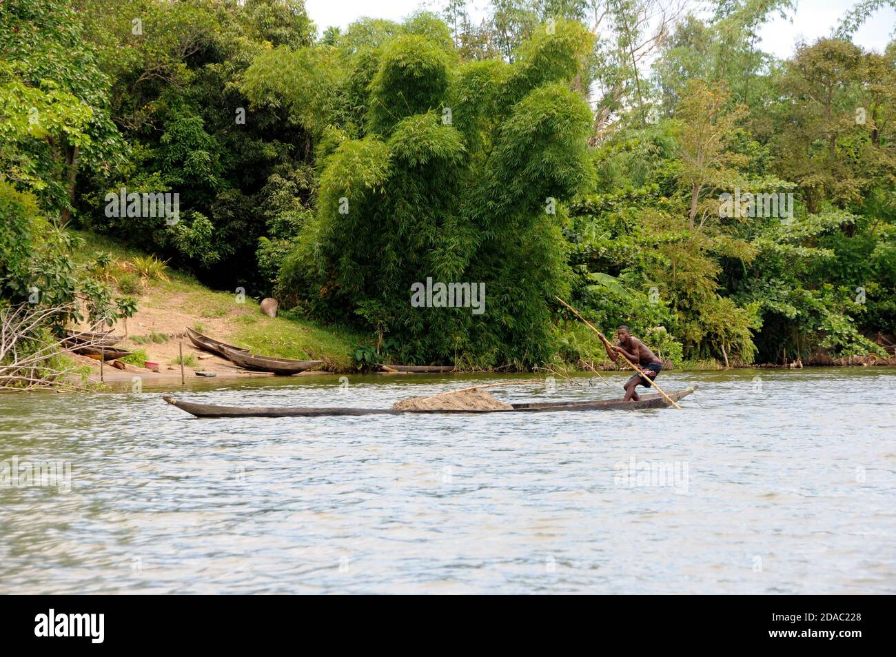 Podar una canoa en un canal en Madagascar Foto de stock
