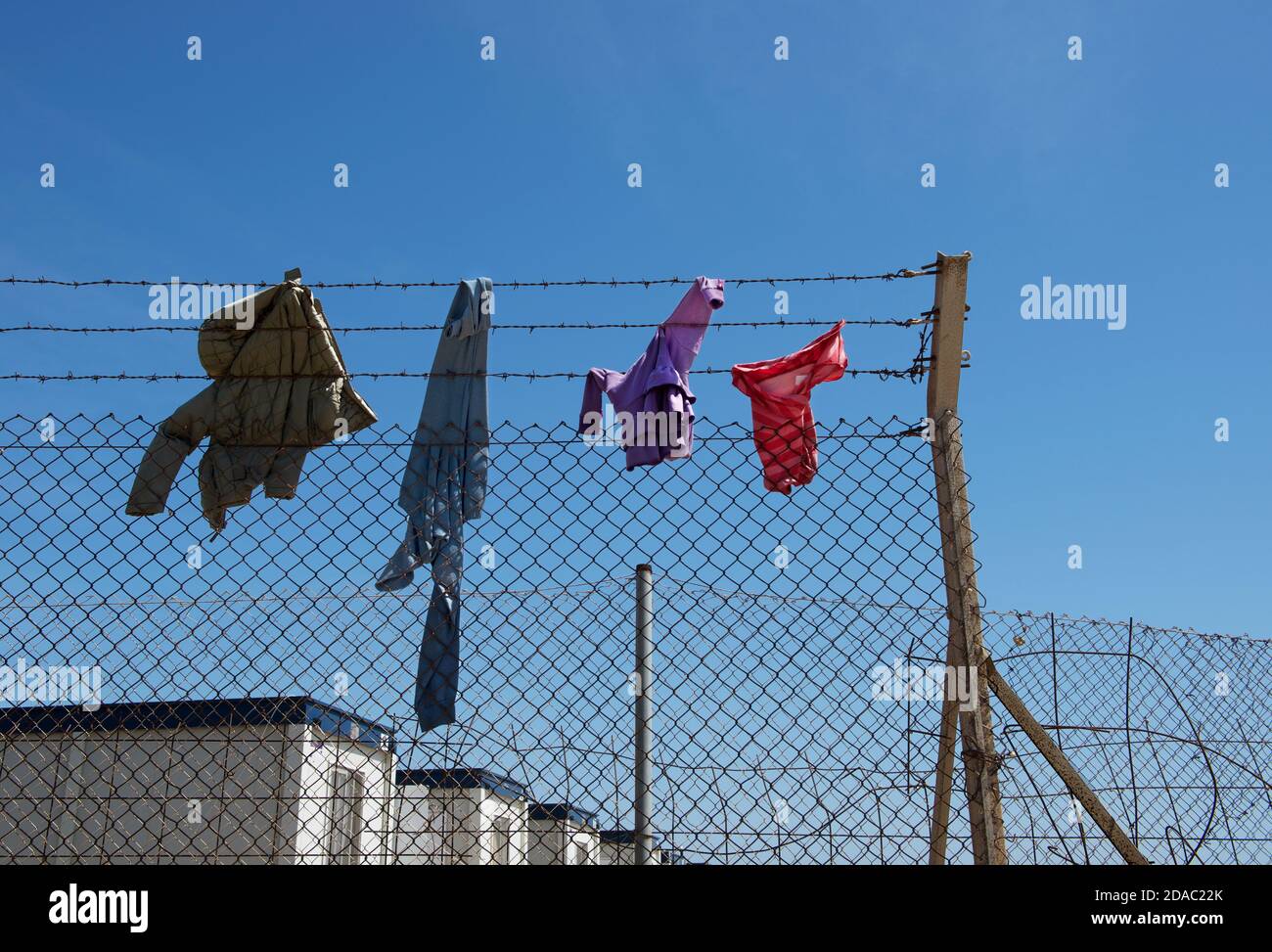 Centro de inmigrantes, lavandería en un cable. La cuestión social. La vida más allá de la valla. Centro de inmunidad en Malta Foto de stock