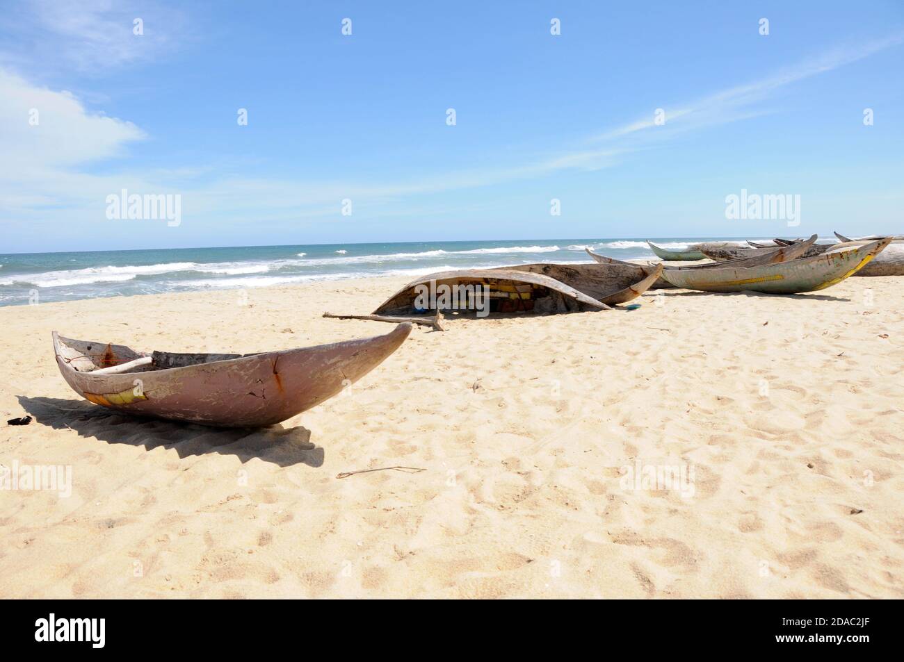 Canoas de gota en una playa en Madagascar Foto de stock