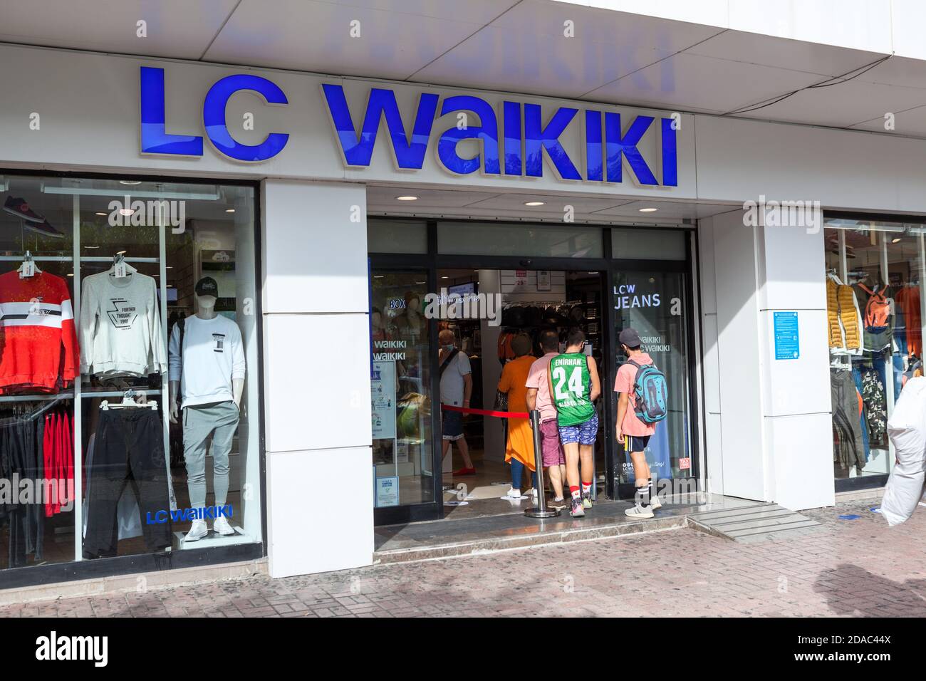 Hay una pequeña cola en la tienda de ropa de LC Waikiki debido a las  pruebas de coronavirus como el control de temperatura. La prevención de  Covid-19 está en la entrada de