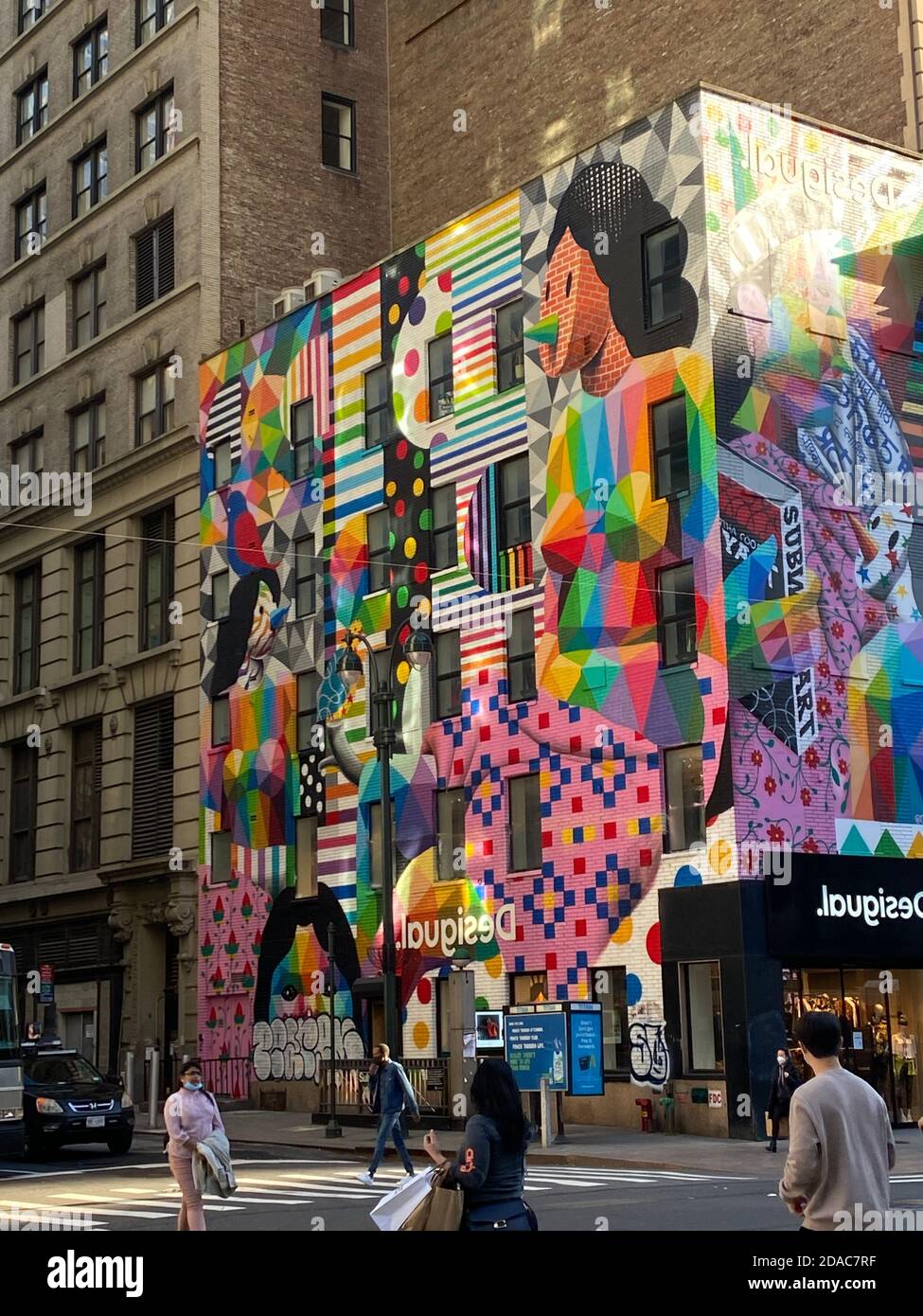 Colorida fachada en la tienda de ropa desigual en la 6th Avenue por Herald  Square en Manhattan, Nueva York Fotografía de stock - Alamy