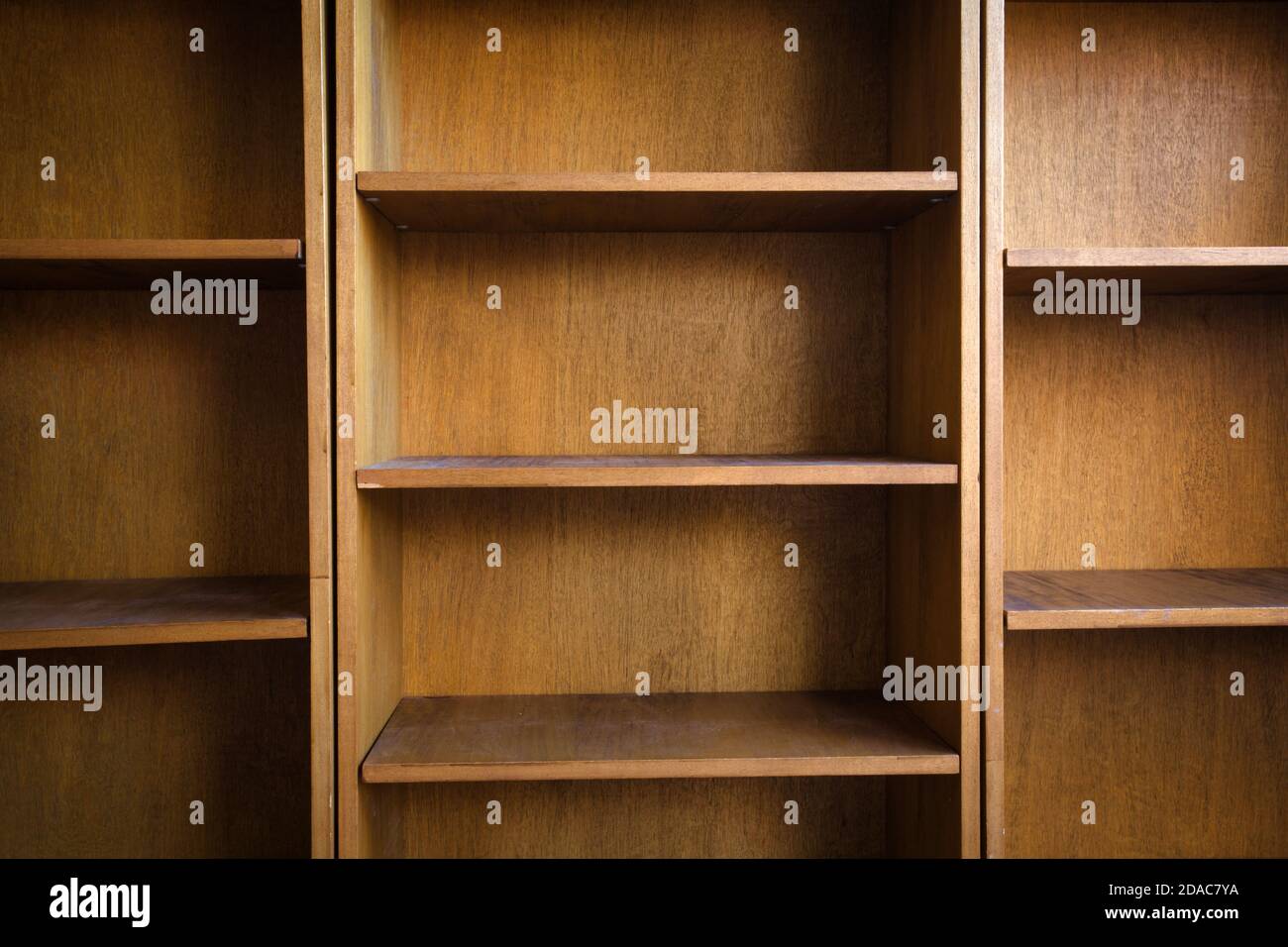 Estante de libros de madera vacío con o rack de almacenamiento moderno diseño retro, espacio de copia textura de fondo Foto de stock
