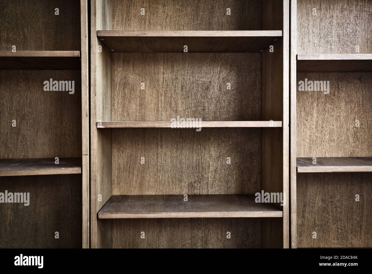 Estante de libros de madera vacío con o rack de almacenamiento moderno diseño retro, espacio de copia textura de fondo Foto de stock