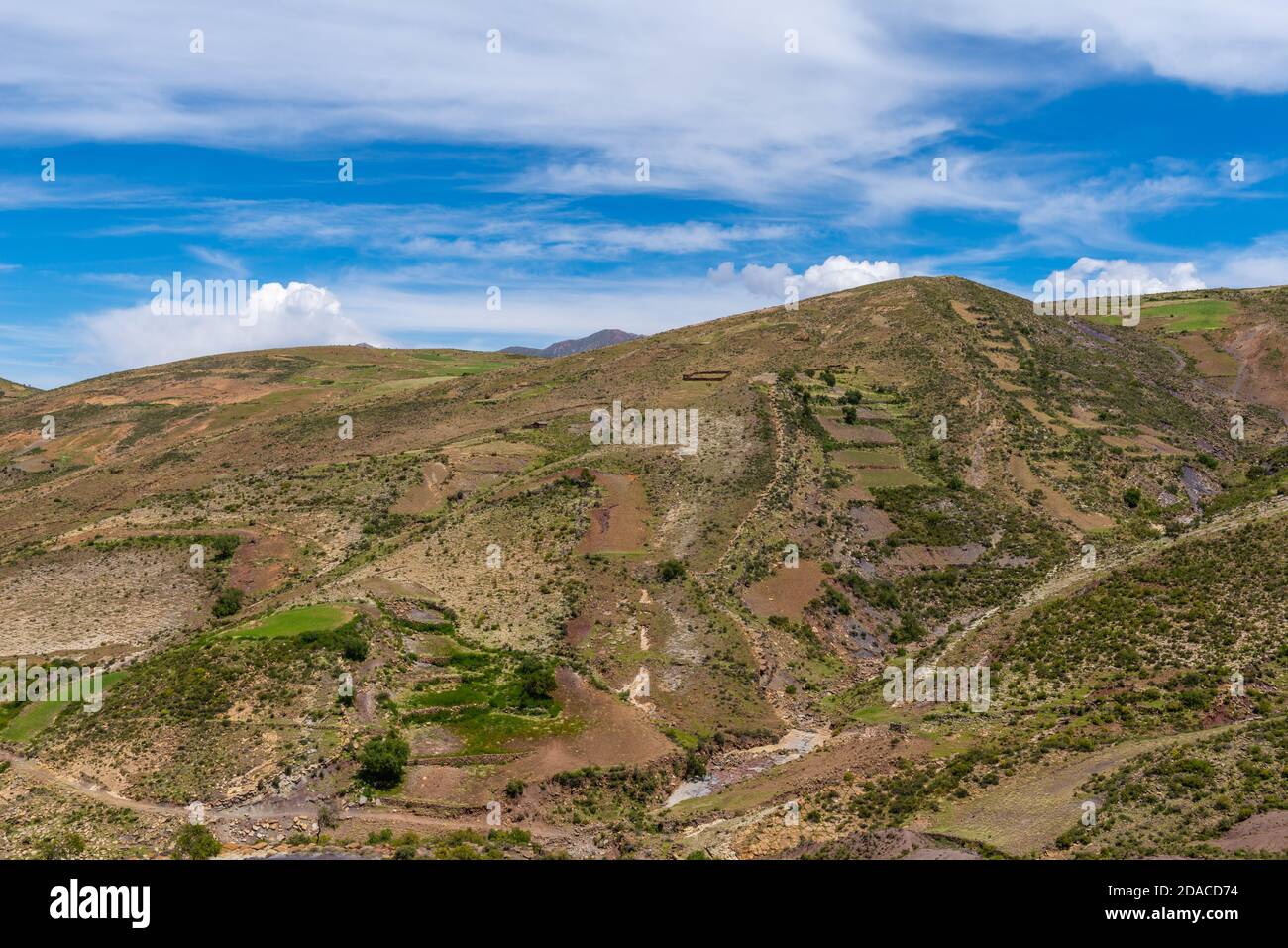 Paisaje agrícola en la región de Maragua, Departamento Sucre, Cordillera Central, Andes, Bolivia, América Latina Foto de stock