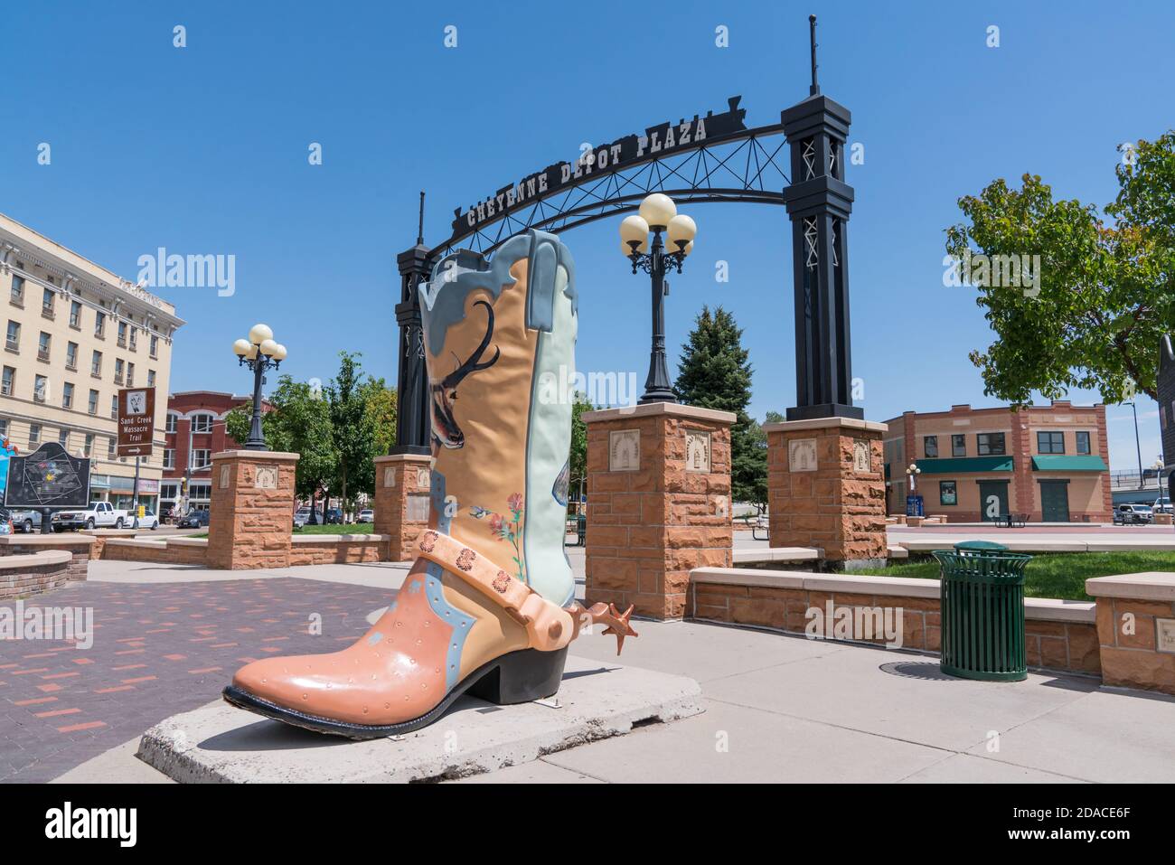 Cheyenne, WY - 8 de agosto de 2020: Gran escultura de arte de botas de vaquero fuera en el histórico Parque Cheyenne Depot en el centro de Cheyenne, Wyoming Foto de stock