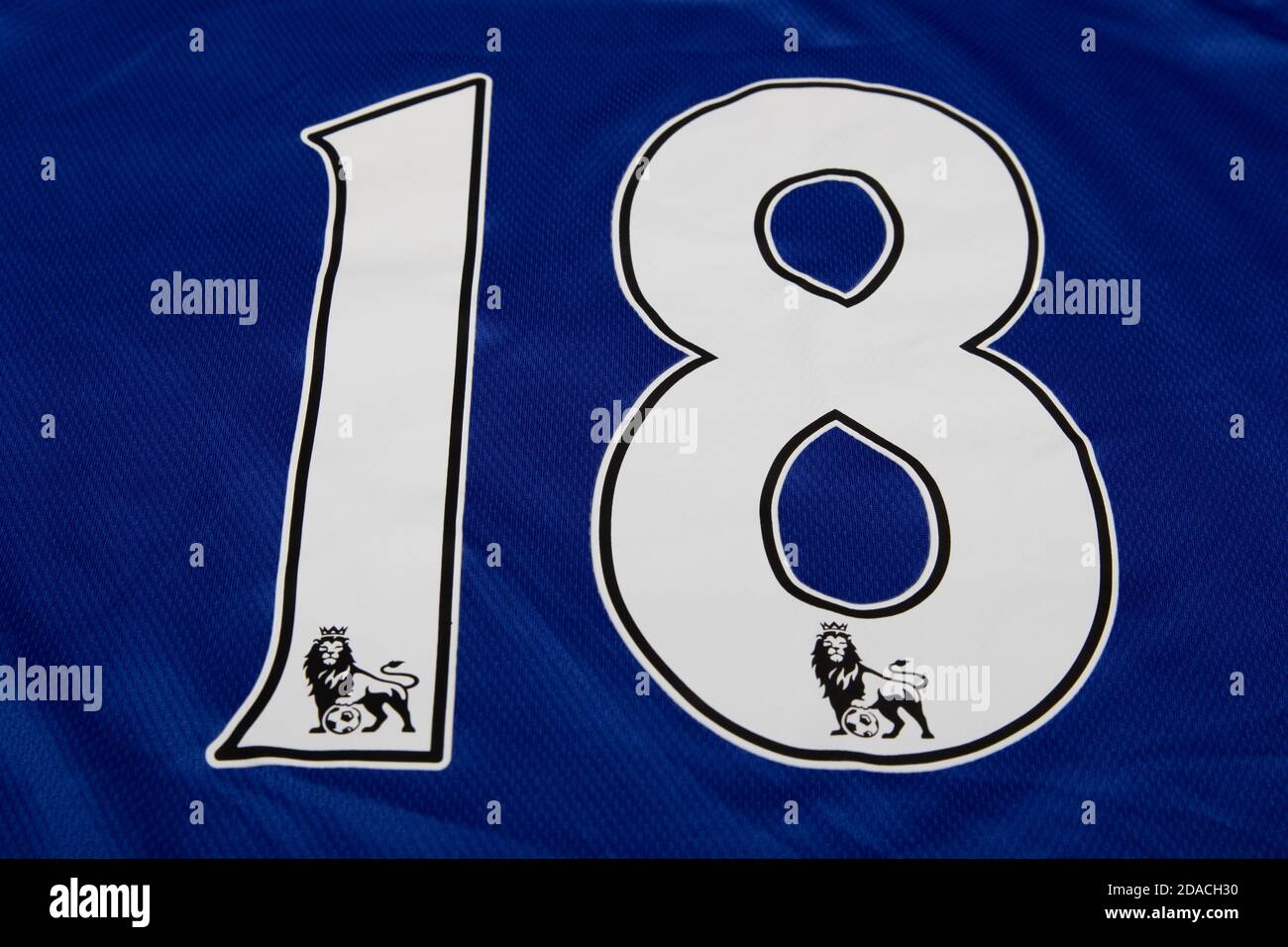Número 18 en la parte trasera de un fútbol deportivo azul Camisa con logo  de Premier League Lion Fotografía de stock - Alamy