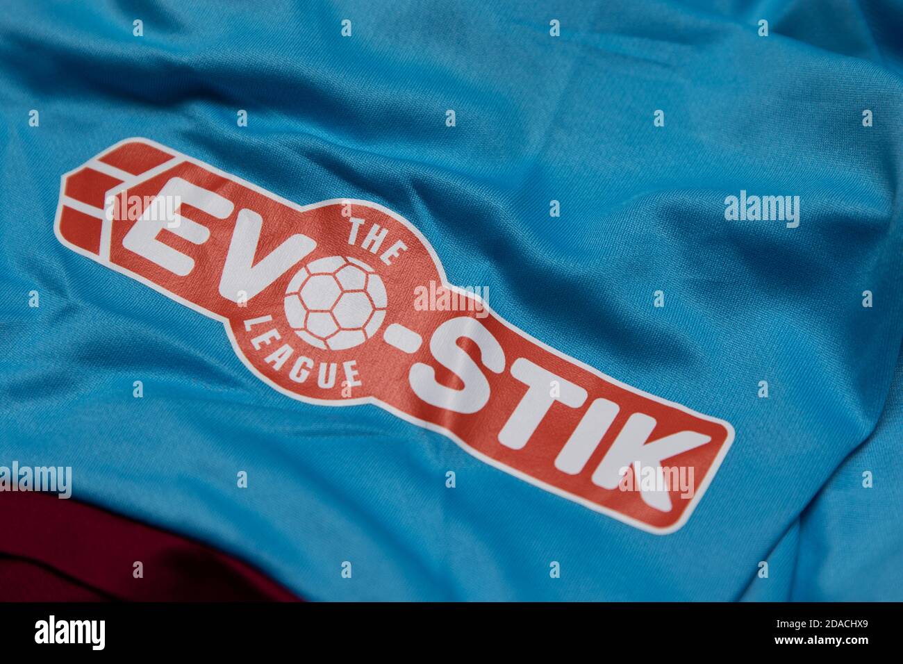 El logo de la liga Evo-Stik en la manga de un fútbol camisa Fotografía de  stock - Alamy