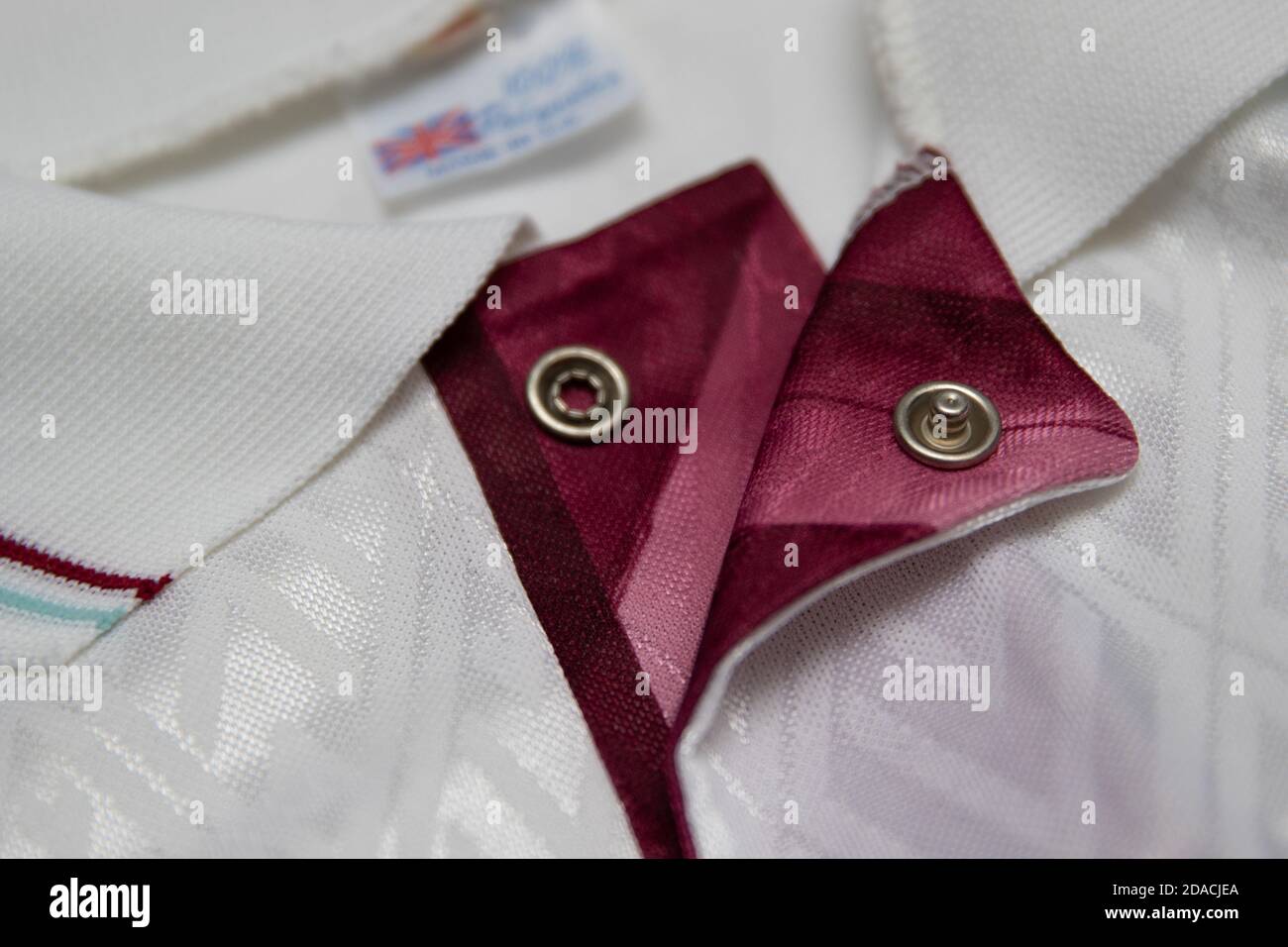 Cuello de botón pop en la poción abierta sobre una vieja camiseta de fútbol  Fotografía de stock - Alamy