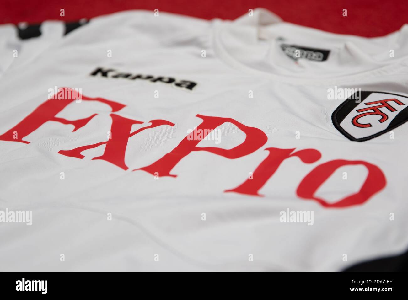 FxPro Sponsorship en la parte delantera de un kappa Fulham blanco Camiseta  de fútbol FC Fotografía de stock - Alamy