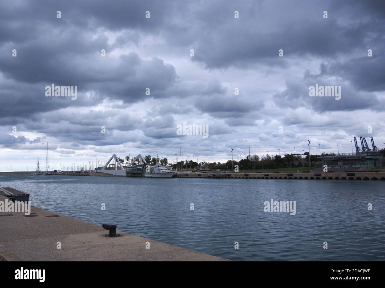 Octubre, 2018. Valencia, España. Entrada al puerto de Valencia cerca de la zona de Marina Real Foto de stock