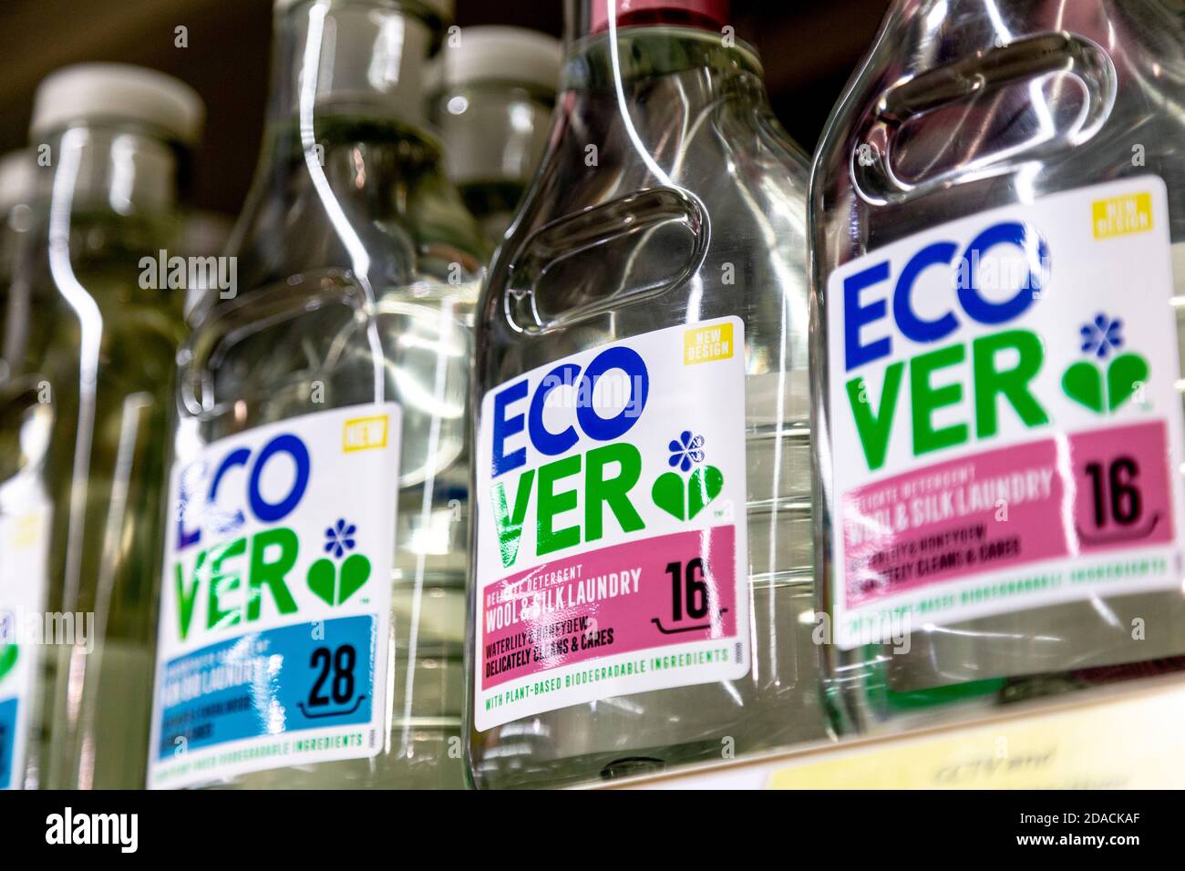 Primer plano de detergente ecológico para ropa Encover en la estantería del supermercado, Londres, Reino Unido Foto de stock
