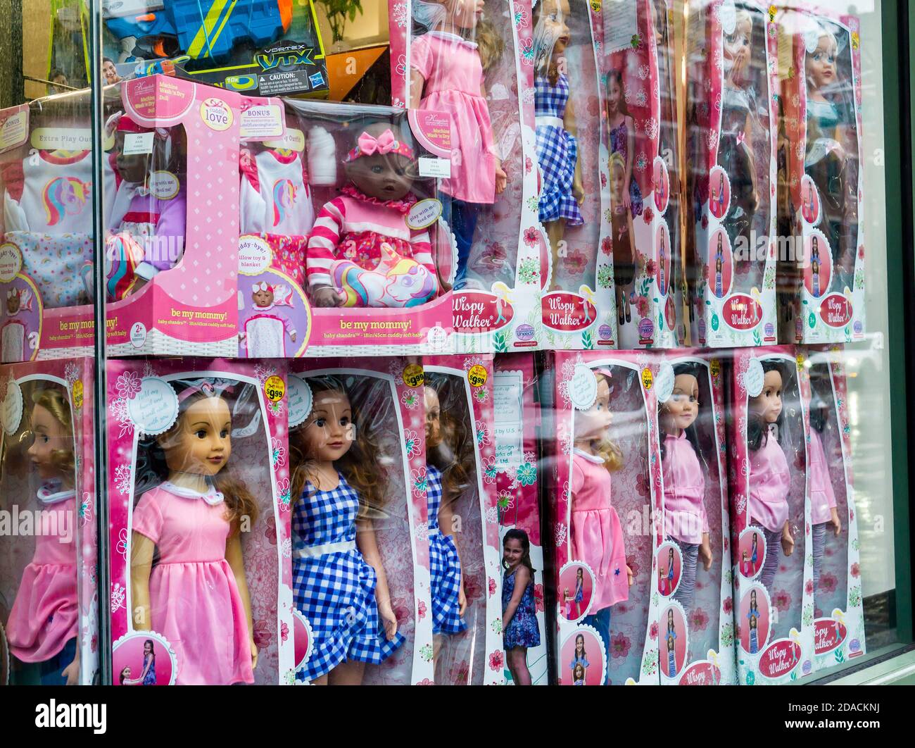 Una tienda en Nueva York muestra una selección de muñecas para las compras  navideñas el domingo, 1 de noviembre de 2020. (© Richard B. Levine  Fotografía de stock - Alamy