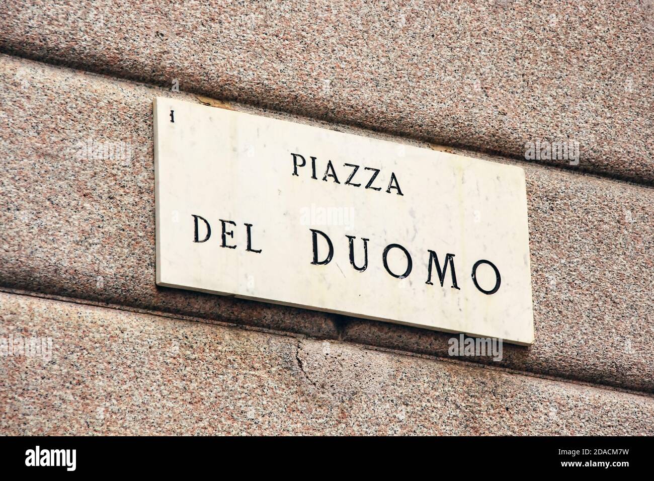 Letrero de mármol en italiano de la plaza mundialmente famosa Piazza del Duomo. Milán, Italia Foto de stock