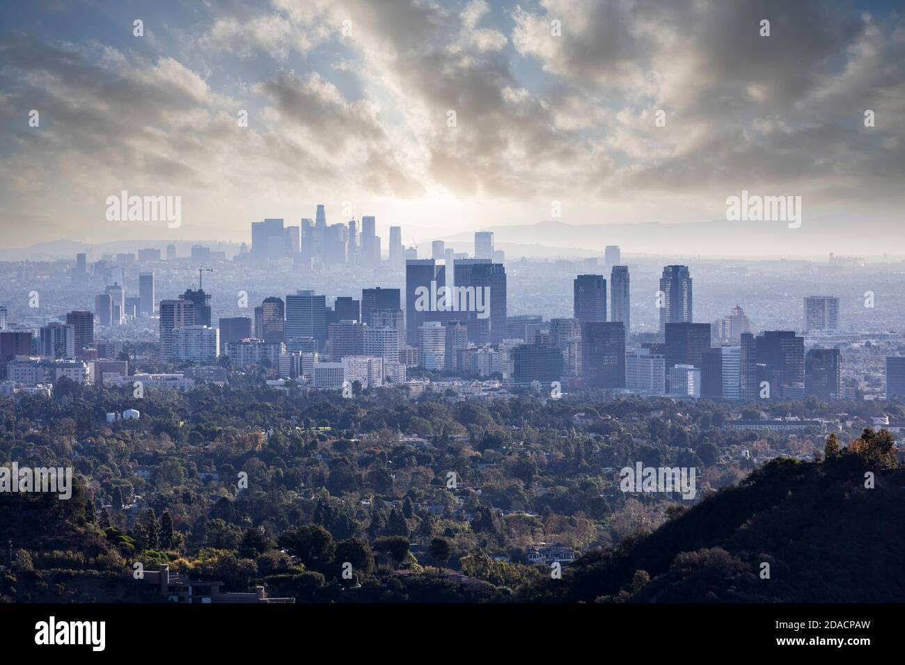 Century City con el centro de los Ángeles con cielo nublado. Foto de stock