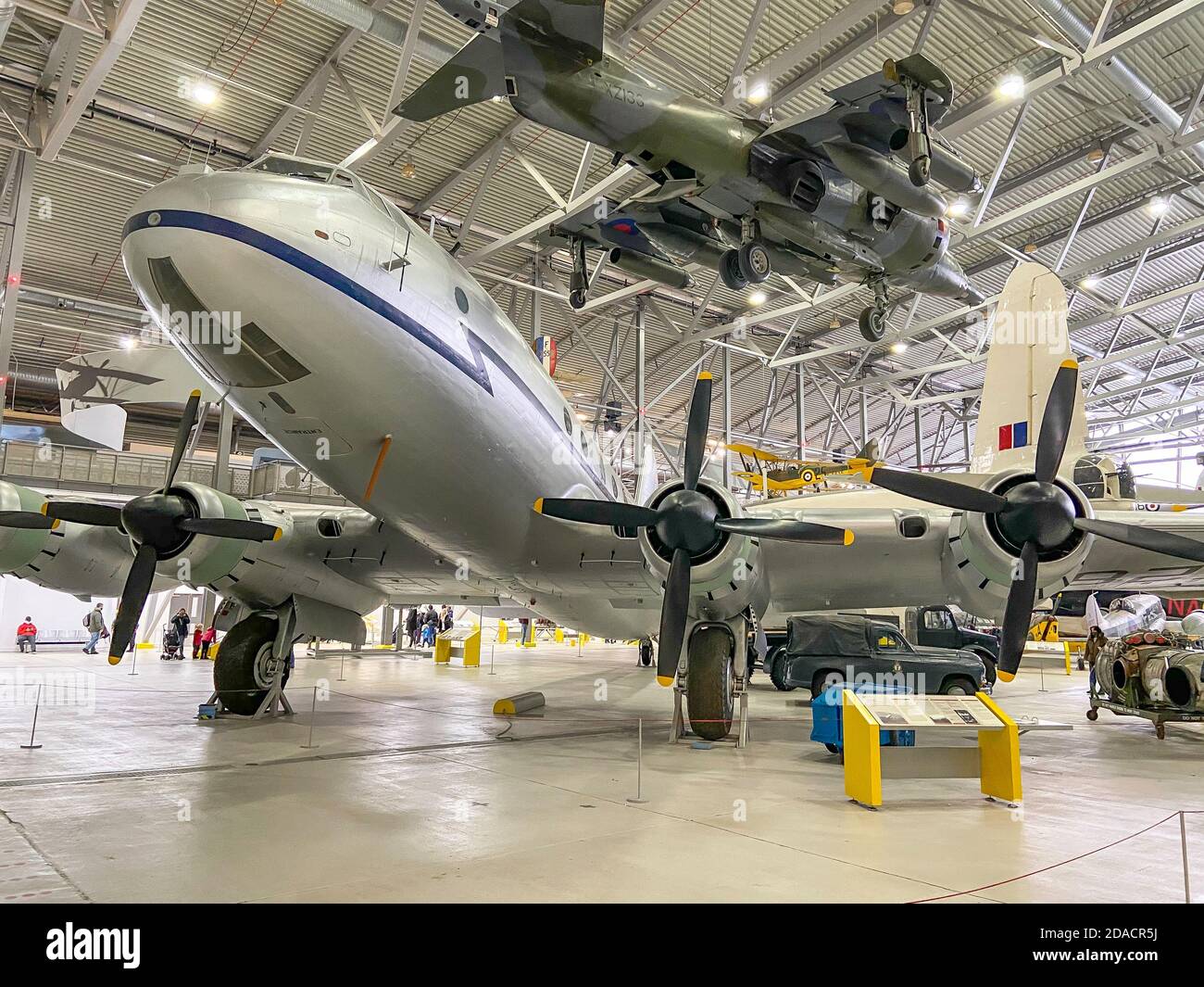 The Aircraft Hall at IWM Duxford, Duxford Airfield, Duxford, Cambridgeshire, Inglaterra, Reino Unido Foto de stock