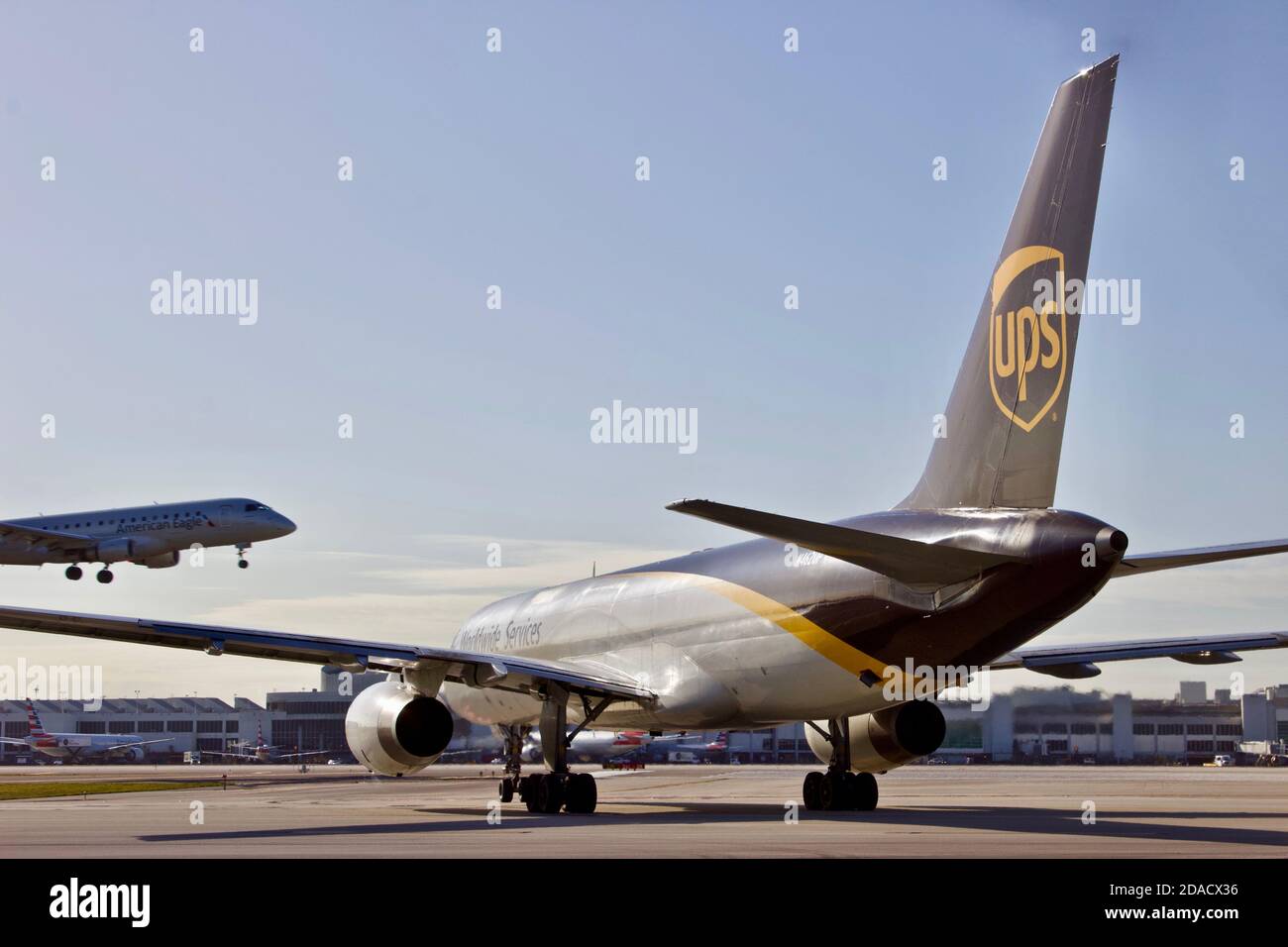 1/25/2020 Miami FL-UPS avión de carga en taxi en el Aeropuerto Internacional de Miami. Foto de stock