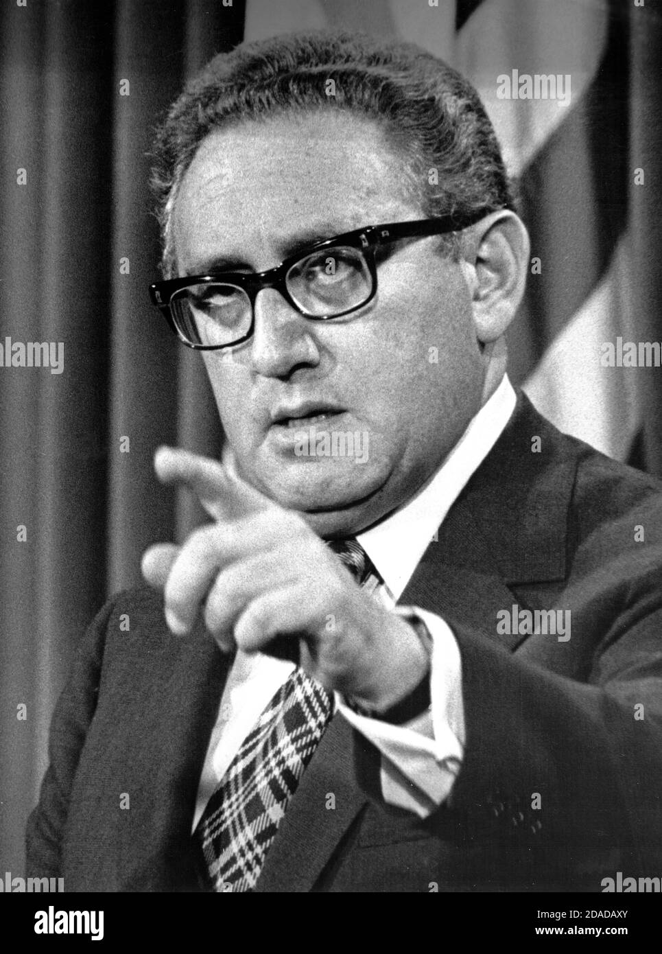 El Secretario de Estado de los Estados Unidos, Dr. Henry A. Kissinger, dirige una conferencia de prensa en la que anunció que la evacuación del personal de los Estados Unidos de Vietnam está completa y que la participación de los Estados Unidos en ese país había terminado, en el antiguo edificio de oficinas ejecutivas en Washington, DC el 29 de abril de 1975. Kissinger retrasó su anuncio hasta que el último americano fue sacado por aire de Saigón. El Secretario reiteró que los EE.UU. Respetarán todos sus compromisos en todo el mundo.crédito: Benjamin E. 'Gene' Forte/CNP | uso en todo el mundo Foto de stock