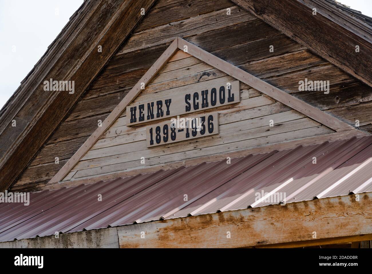 Esta antigua escuela fue construida en 1898 en Henry, Idaho y fue usada hasta 1936. Después de caerse derelict, fue trasladado al rancho Stoor en Wayan A. Foto de stock