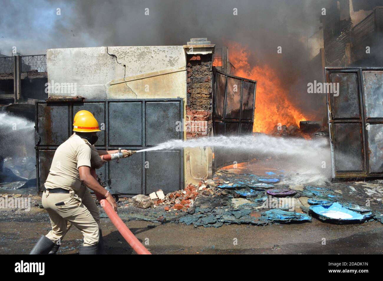 Pekín, China. 10 de noviembre de 2020. La foto tomada el 10 de noviembre de 2020 muestra a los bomberos que trabajan para extinguir el incendio en una fábrica química en Batuji Nagar, en Bangalore, India. Crédito: Str/Xinhua/Alamy Live News Foto de stock