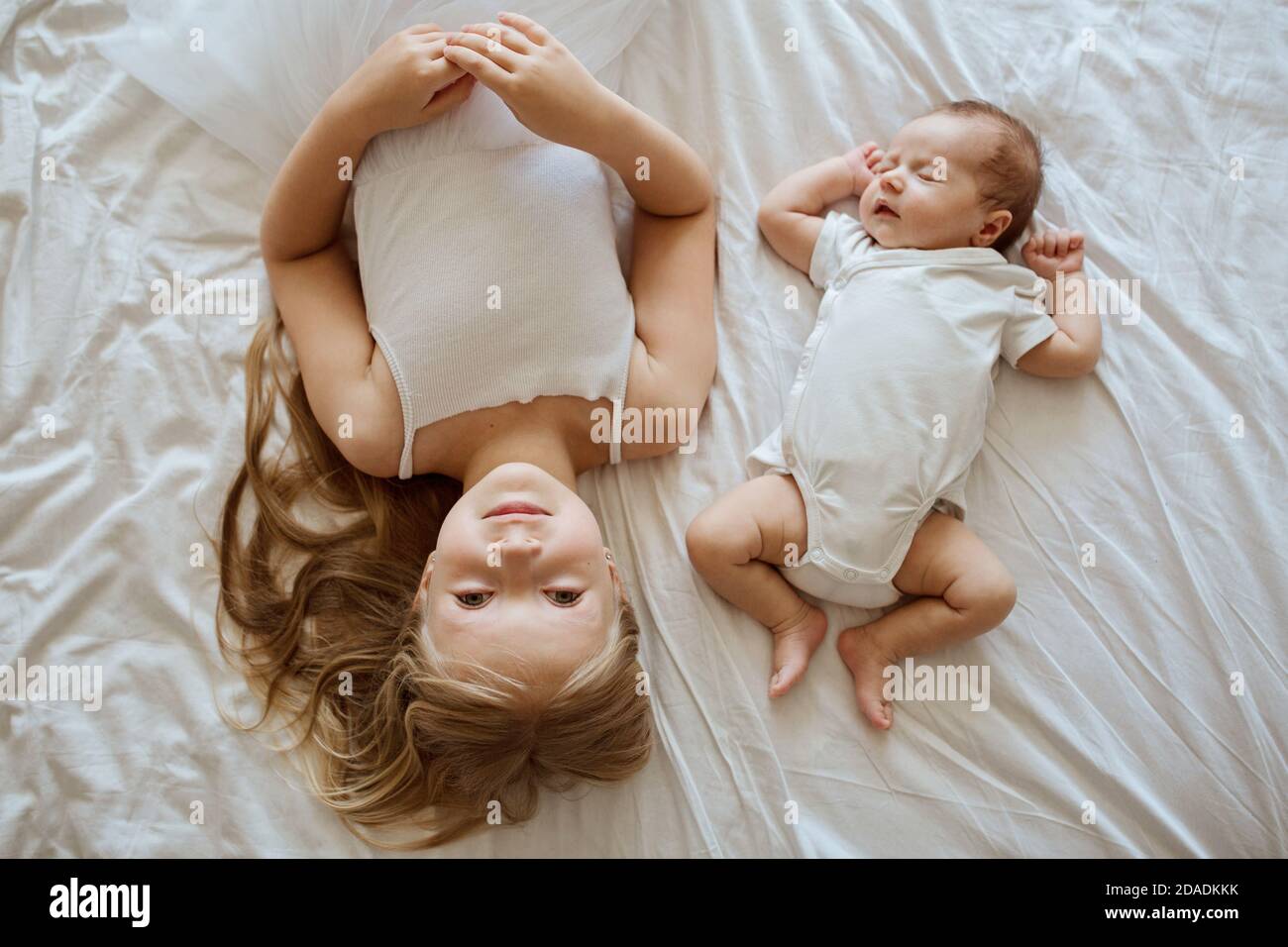 Hermana Pequena Y Su Hermano Recien Nacido Nino Pequeno Que Se Reune Nuevo Hermano Una Chica Linda Y Un Bebe Recien Nacido Se Relajan En Un Dormitorio De Casa Familia Con Dos Hermana Pequena Y Su Hermano Recien Nacido Nino Pequeno Que Se Reune Nuevo Hermano Una Chica Linda Y Un Bebe Recien Nacido Se Relajan En Un Dormitorio De Casa Familia Con Dos