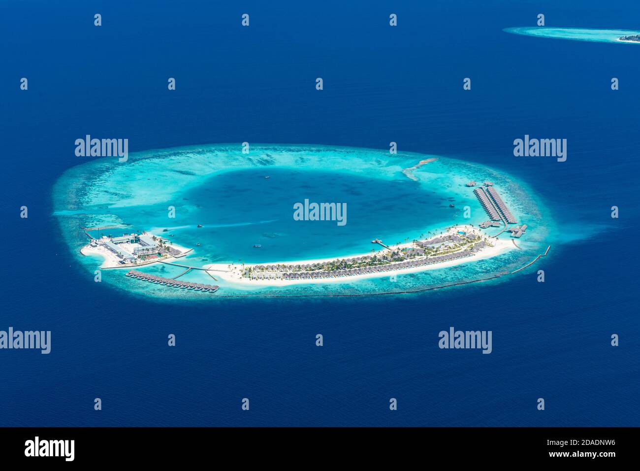 Isla tropical de belleza. Vista aérea sobre islas tropicales, drones, vista aérea desde el atolón de arrecifes de coral en las islas Maldivas. Destino exótico de la naturaleza del recorrido Foto de stock