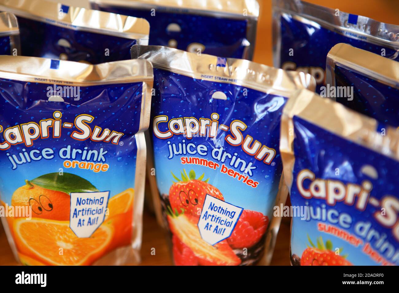 Bolsas de jugo de naranja y bayas de verano Capri-Sun Foto de stock