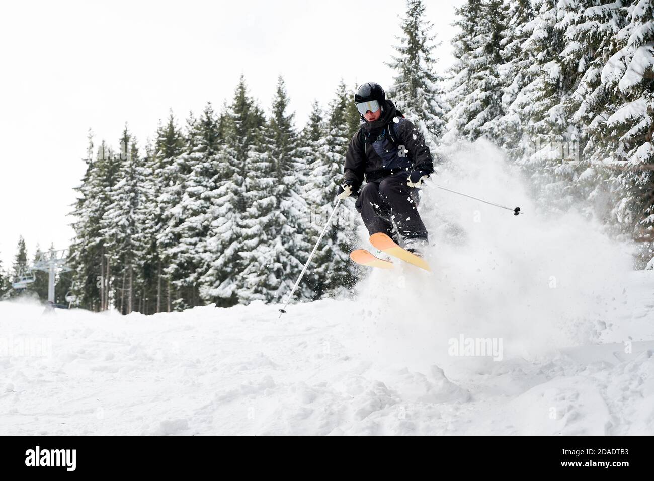 Hombre Con Equipo De Esquí, Con Gafas De Seguridad. Aventura Al Deporte De  Invierno. Snowboarder Hombre Senderismo En La Montaña. Busco Polvo Para  Freeride Fotos, retratos, imágenes y fotografía de archivo libres