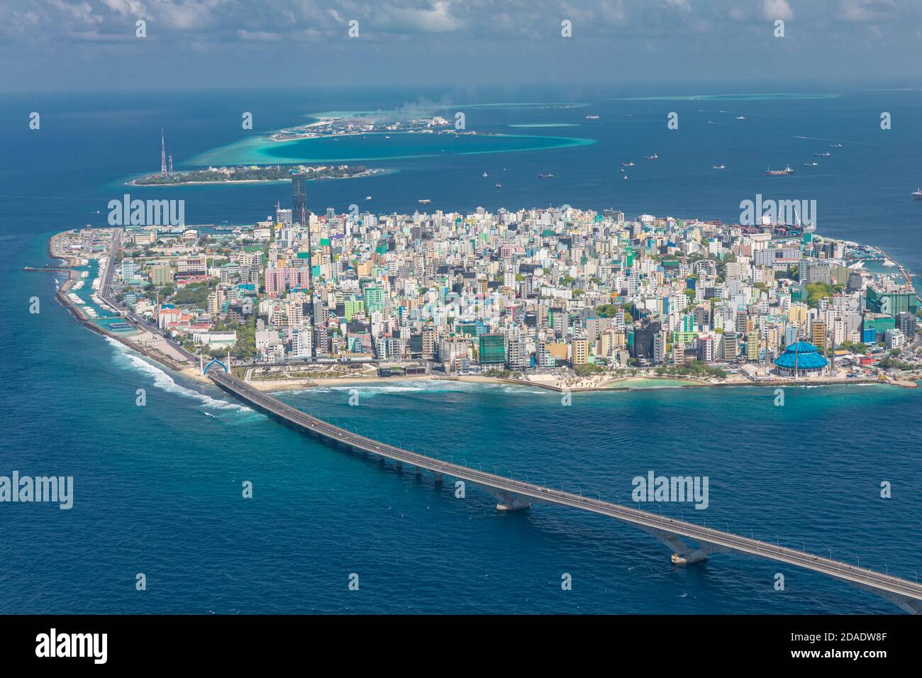 Isla de Male, la capital de Maldivas desde el cielo. Puente que conecta con  la isla del aeropuerto. Maldivas isla, paisaje urbano, destino exótico de  viaje Fotografía de stock - Alamy