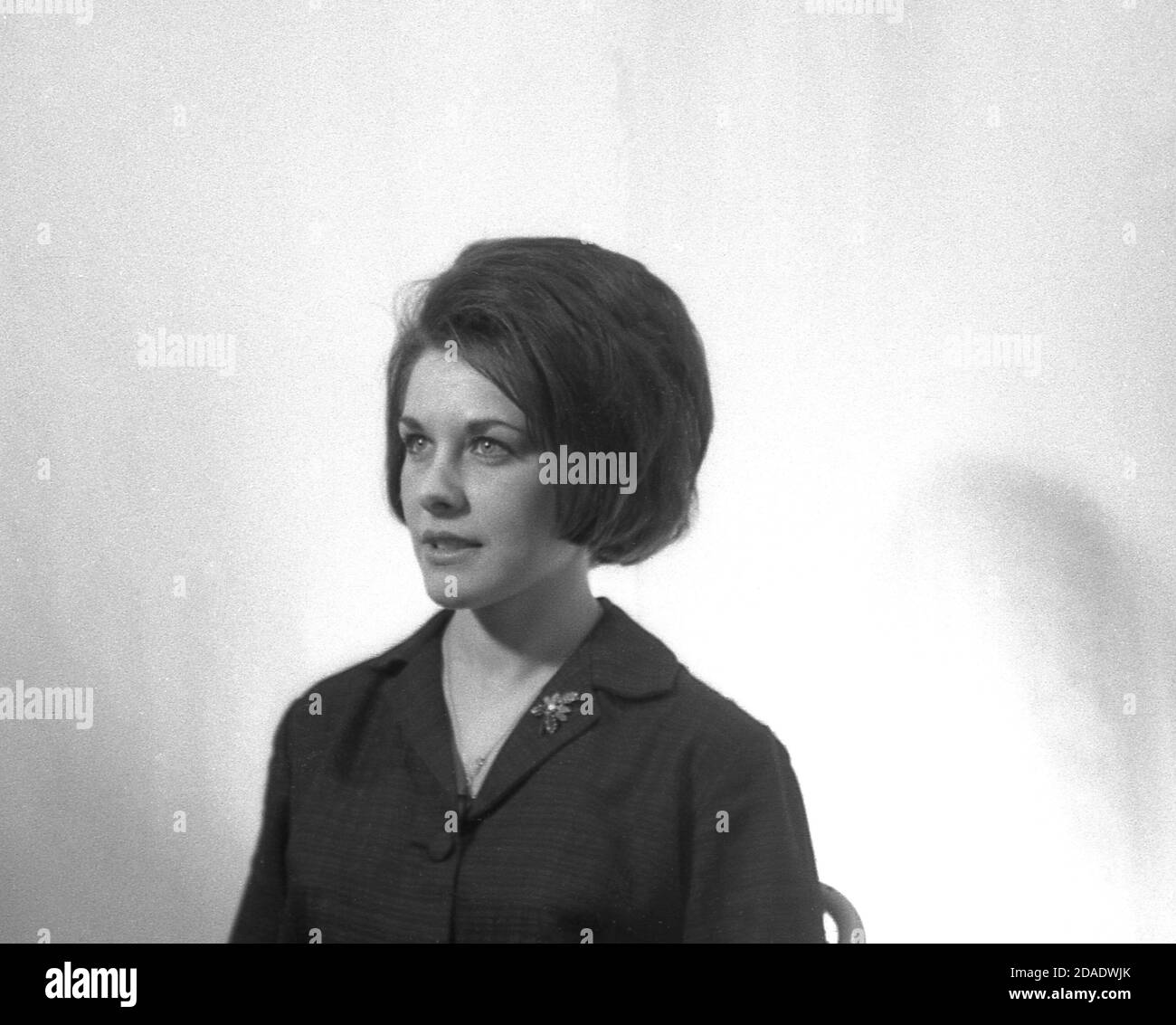 1960, histórico, retrato de estudio de una joven dama mostrando el uno de los peinados femeninos del día, Inglaterra, Reino Unido. Foto de stock