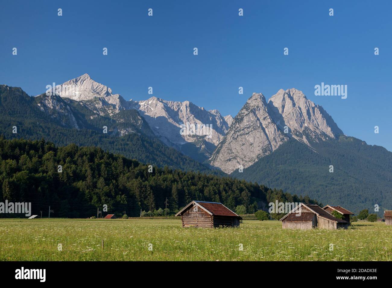 Geografía / viajes, Alemania, Baviera, Garmisch- Partenkirchen, vista desde el valle de Loisach a las Wetters, Derechos adicionales-liquidación-Información-no-disponible Foto de stock