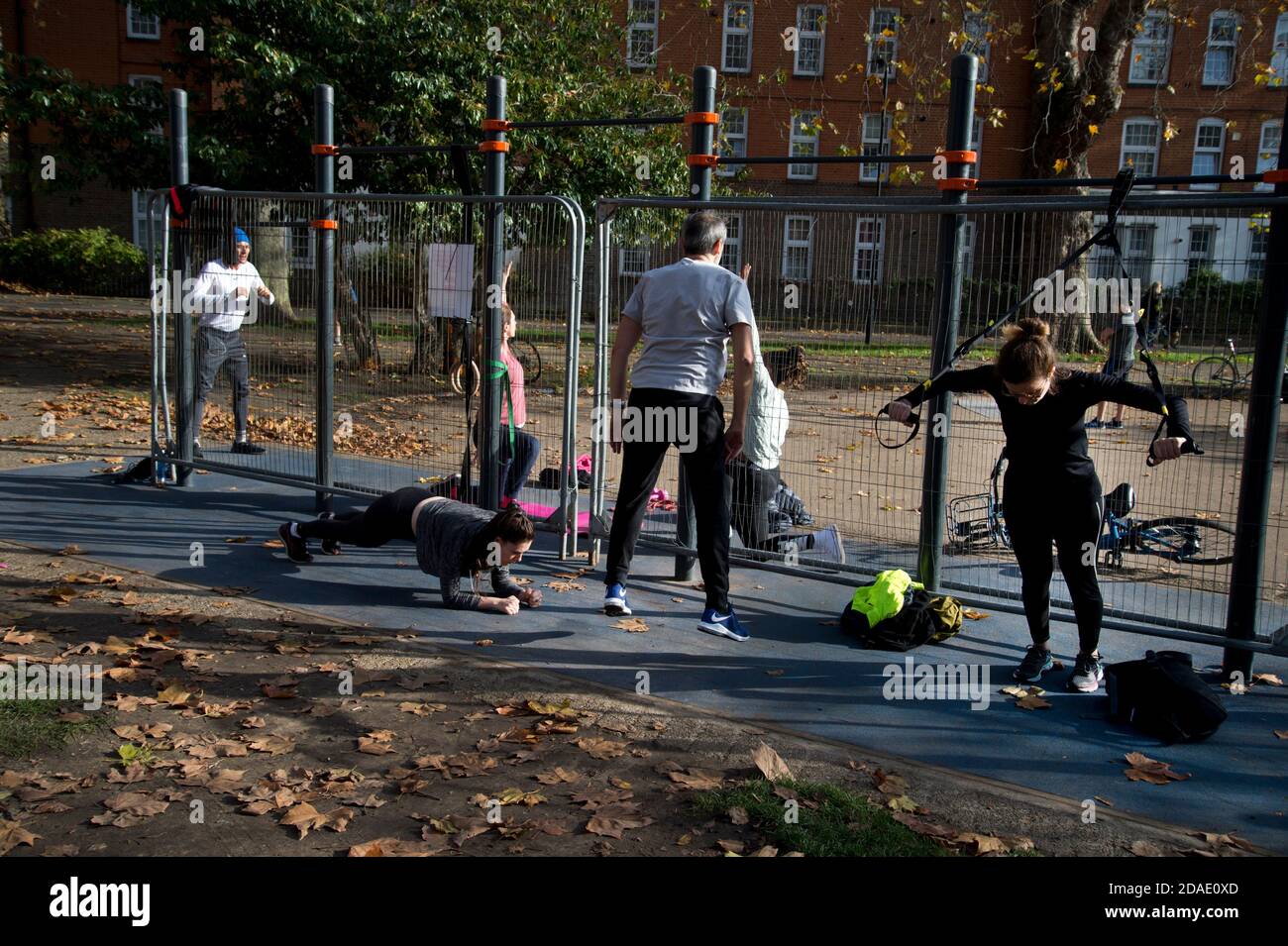 Londres, Hackney. Campos de Londres. La gente hace ejercicio junto al equipo de gimnasio cerrado Foto de stock