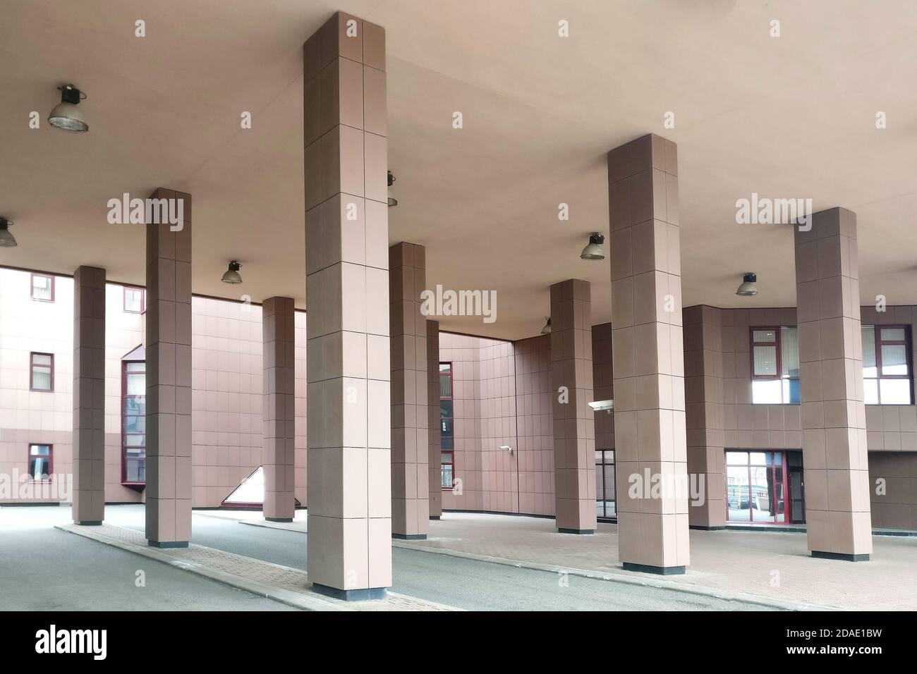 Modernas columnas cuadradas en el centro de negocios. Columnata que  sostiene el techo alto fuera del edificio. Las columnas apoyan el edificio  en un arco sobre Fotografía de stock - Alamy