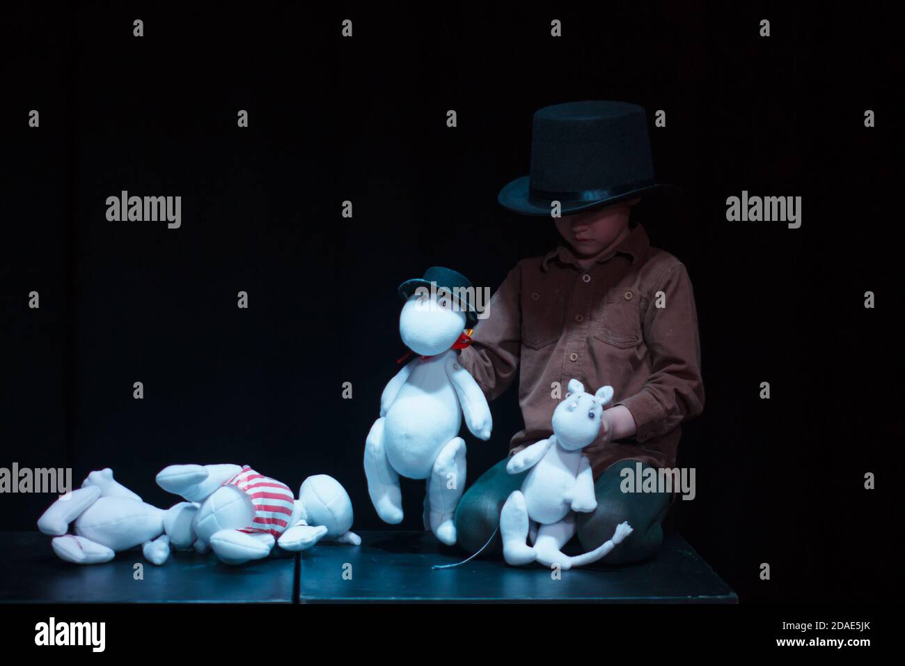 Región de Moscú / Rusia - 01 06 2019: Teatro con Moomins trolls. El niño  juega con las muñecas Moomin Troll. Actor de marionetas en la performance  Fotografía de stock - Alamy