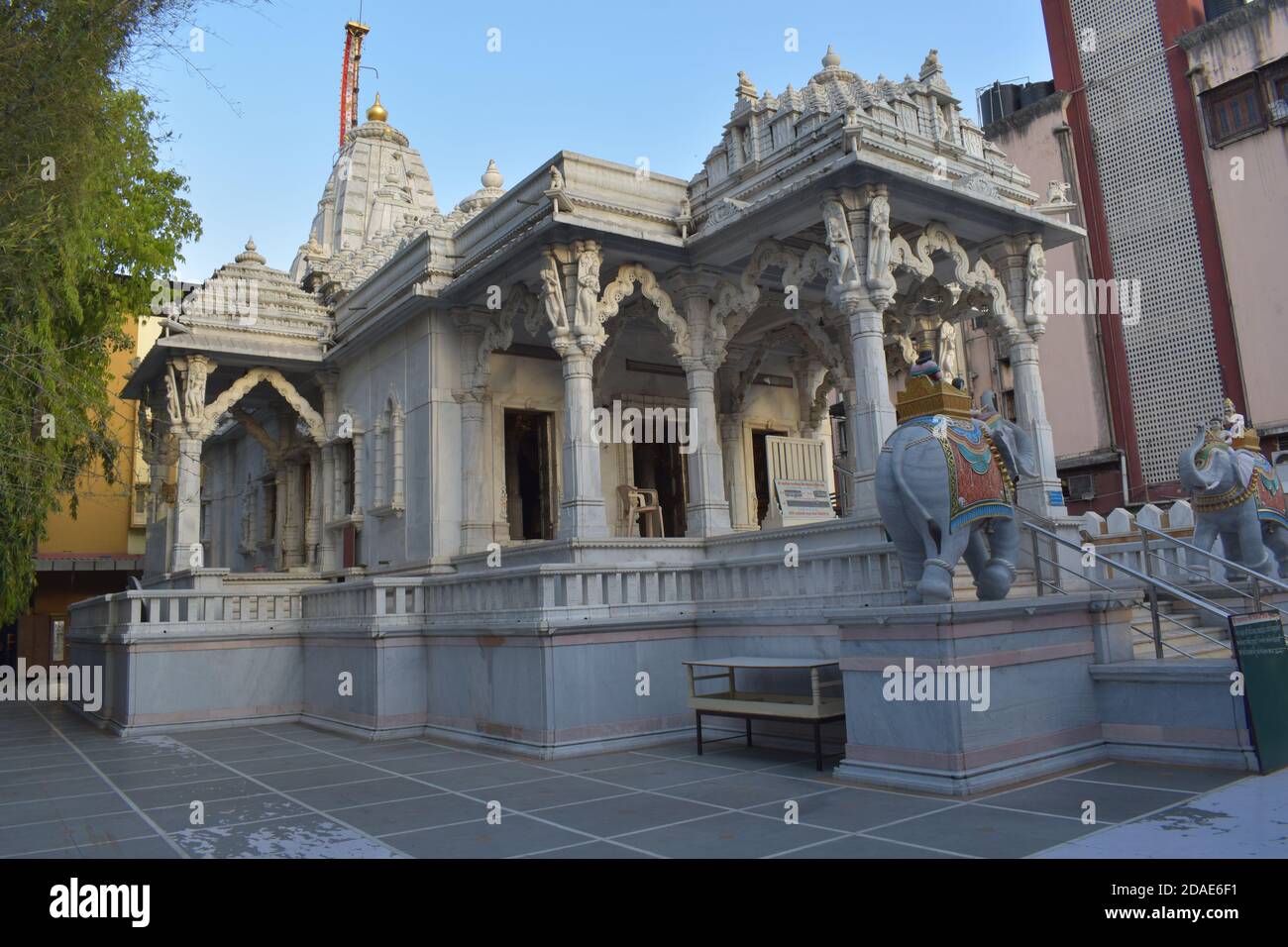 Vista completa de Manmohan Parshwanath Jain Swetambar Mandir, uno de los principales templos de Jain en Bhawani Peth, Pune, Maharashtra Foto de stock