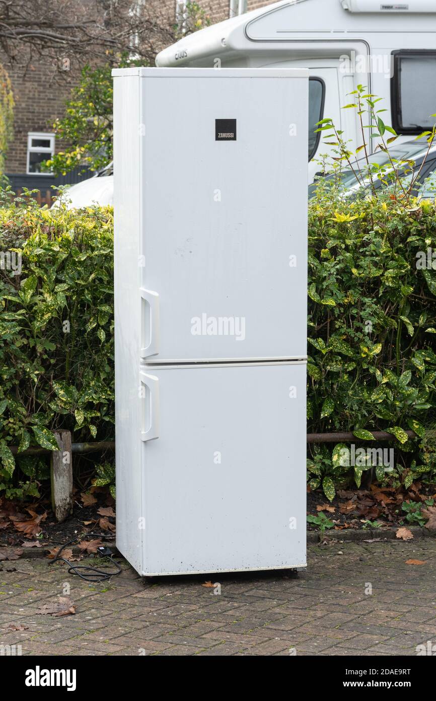 Un viejo frigorífico-congelador dejado fuera de una propiedad en la entrada para su recogida y eliminación por el consejo, Reino Unido Foto de stock
