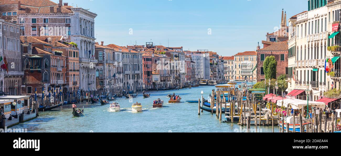 11.09.19: Vista increíble de la hermosa Venecia, Italia. Muchas góndolas navegando por uno de los canales. Viaje romántico de verano, destino de vacaciones Foto de stock