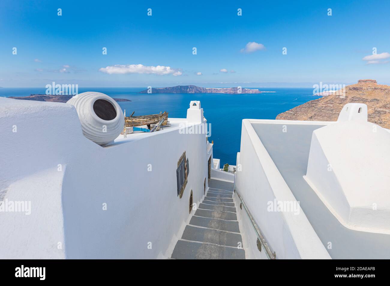 Vista tranquila en Santorini, Grecia con flores de arquitectura blanca. Ambiente de verano mediterráneo, vacaciones y viajes de fondo. Destino de lujo Foto de stock