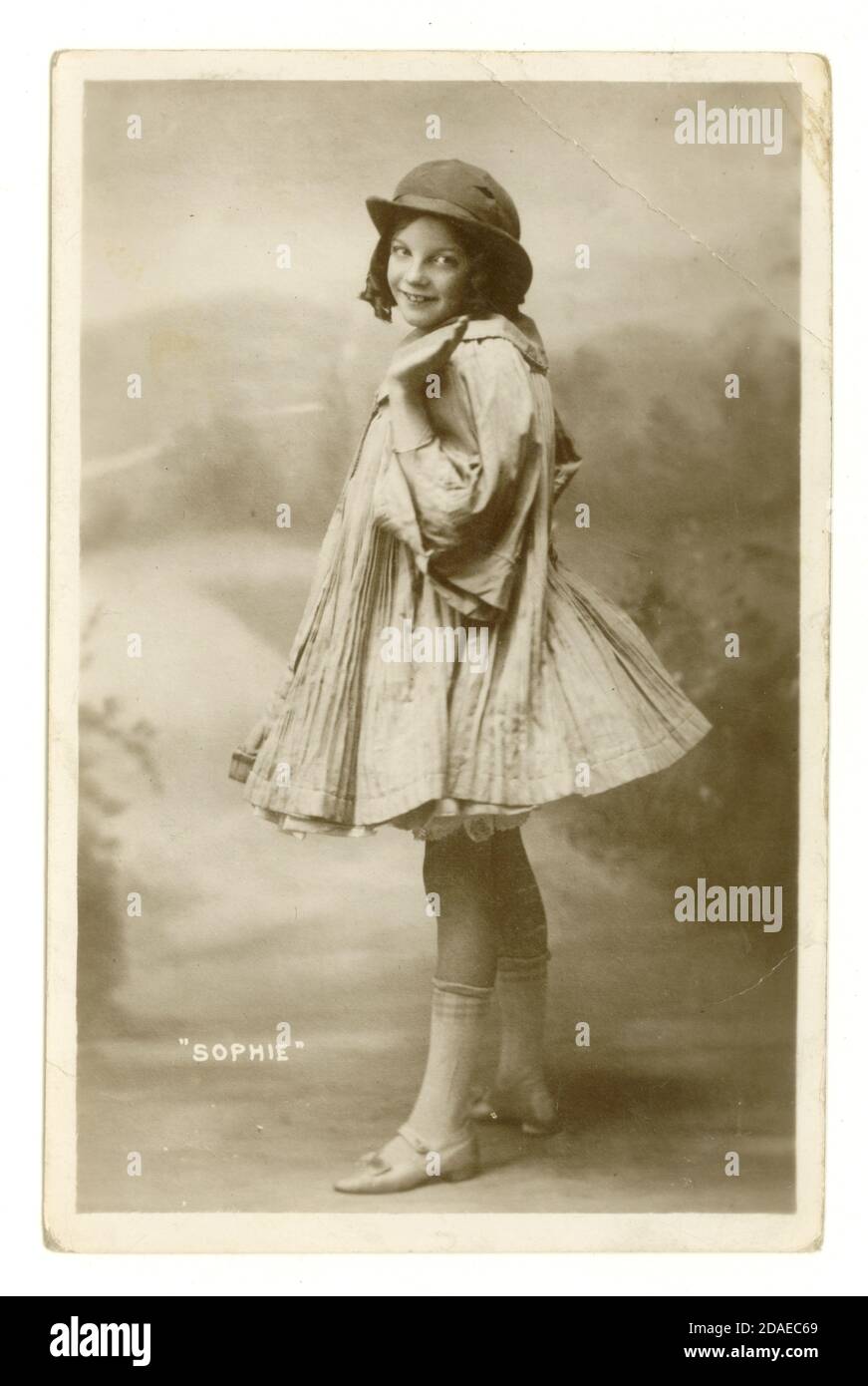 Original antes de la primera Guerra Mundial saludos postal de la linda chica de años adolescentes llamada Sophie, posando en un traje de baile, publicado en 1913, Reino Unido, Walsall, cerca de Birmingham, West Midlands, Inglaterra, Reino Unido Foto de stock