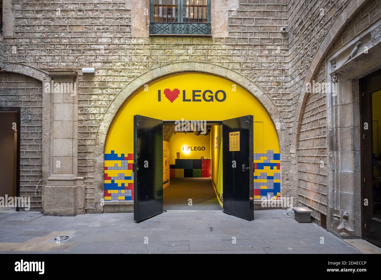 Barcelona, España - 25 de febrero de 2020: Entrada de la exposición I Love Lego cerca del centro de la ciudad Fotografía de