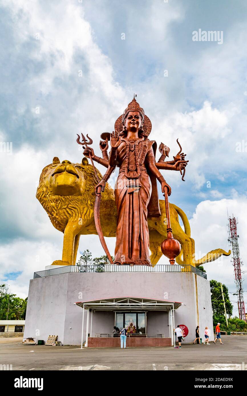 Estatua de Durga Maa Bhavani, 33 m, figura de la diosa hindú, lugar de peregrinación y templo hindú Señor Shiva, Gran Lago Santo Bassin, Ganga Talao, Mauricio, África, Océano Índico Foto de stock