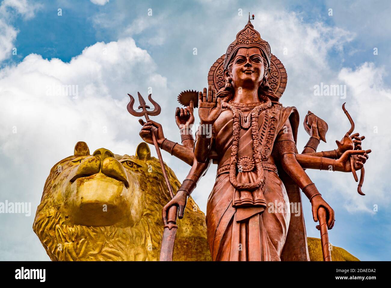 Estatua de Durga Maa Bhavani, 33 m, figura de la diosa hindú, lugar de peregrinación y templo hindú Señor Shiva, Gran Lago Santo Bassin, Ganga Talao, Mauricio, África, Océano Índico Foto de stock