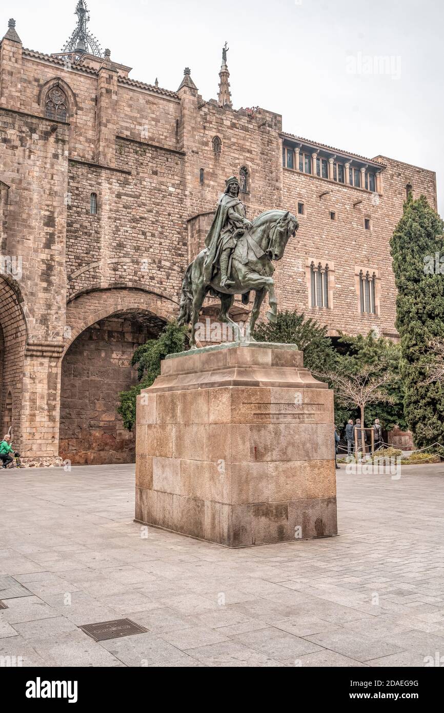 Barcelona, España - 25 de febrero de 2020: Estatua de Ramon Berenguer III en el museo de historia de la Plaza del Rei Foto de stock