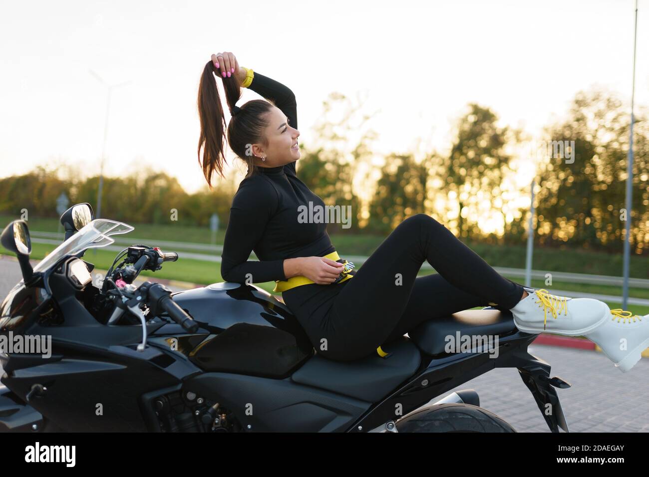 Chica en moto fotografías e imágenes de alta resolución - Alamy