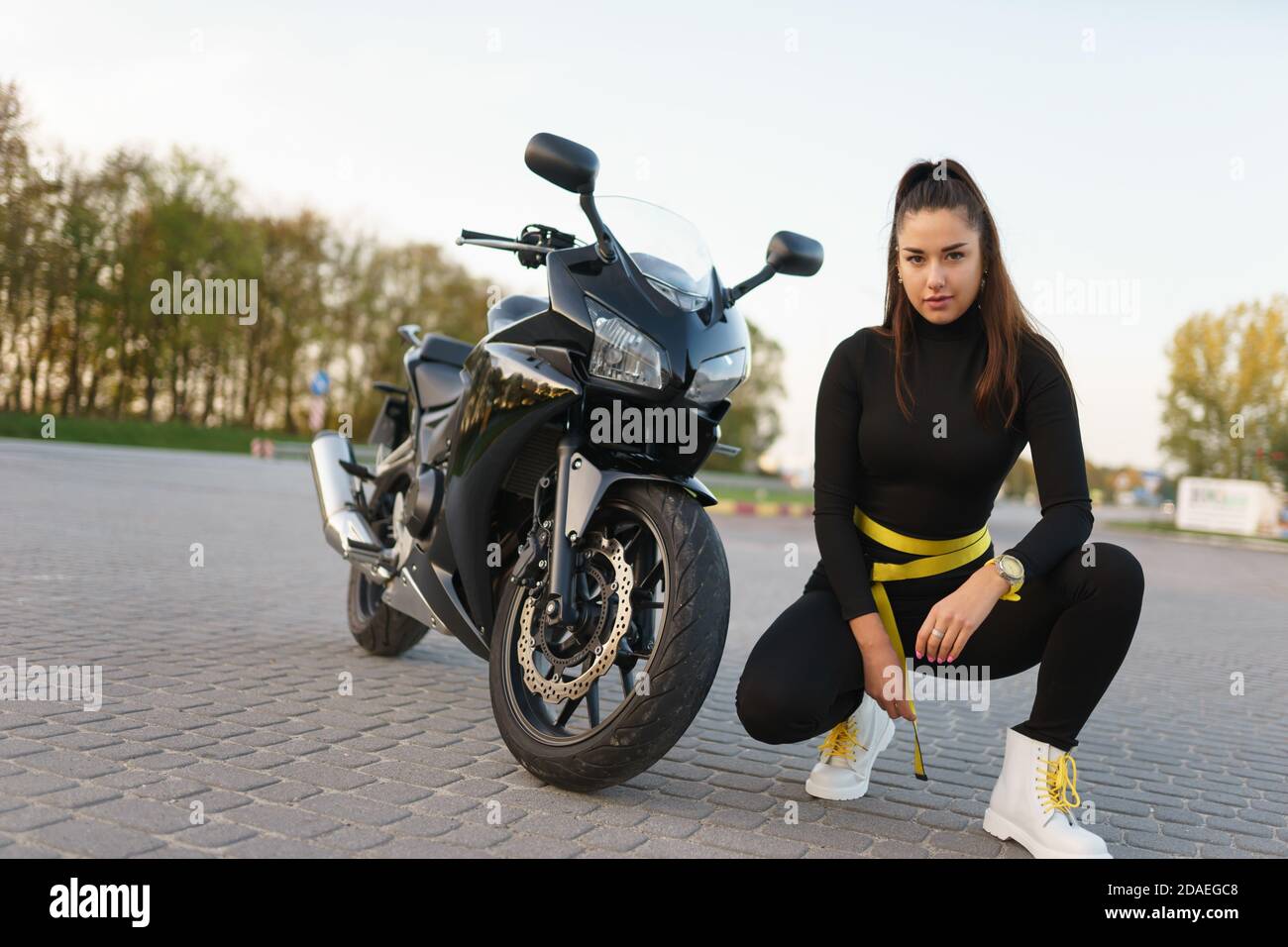 Chica biker cerca de su motocicleta Fotograf a de stock Alamy