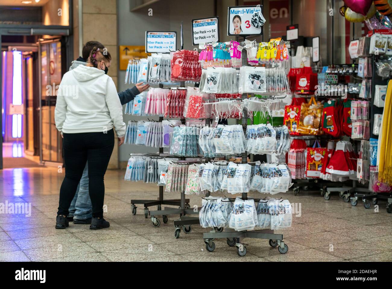 Stand de venta con máscaras, protección para la boca y la nariz, máscaras desechables, máscaras de tela, en la estación de metro de Essen, NRW, Alemania Foto de stock