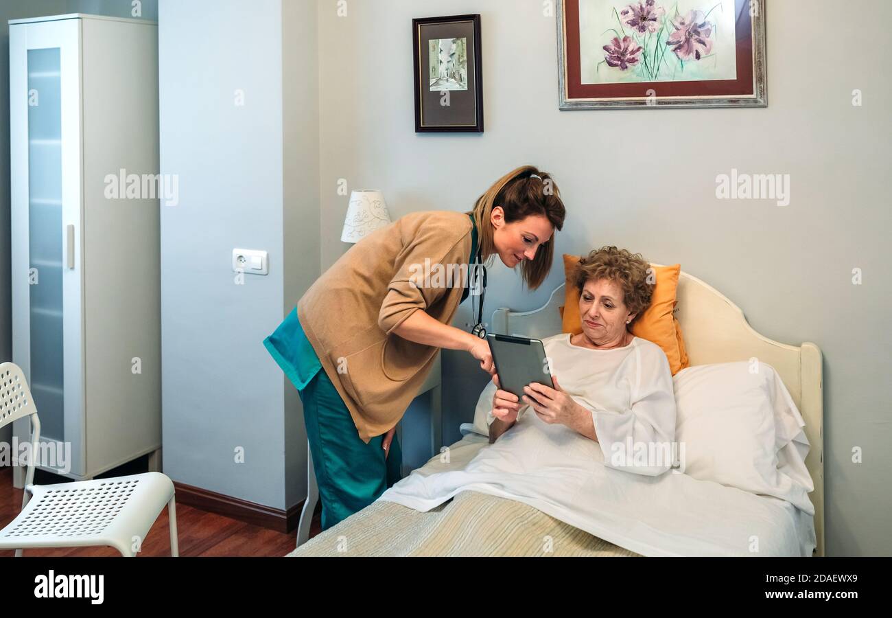Médico femenino que muestra los resultados de una prueba médica en el tableta Foto de stock